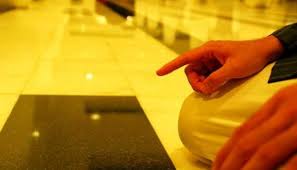 حركة الإصبع عند التشهد بدعة أم سنة