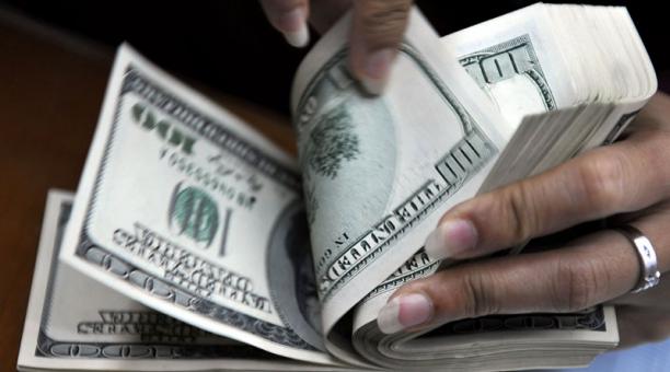 الدولار يواصل تراجعه 