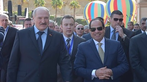 صورة تجمع الرئيس السيسي والرئيس لوكاشينكو خلال قمة سابقة