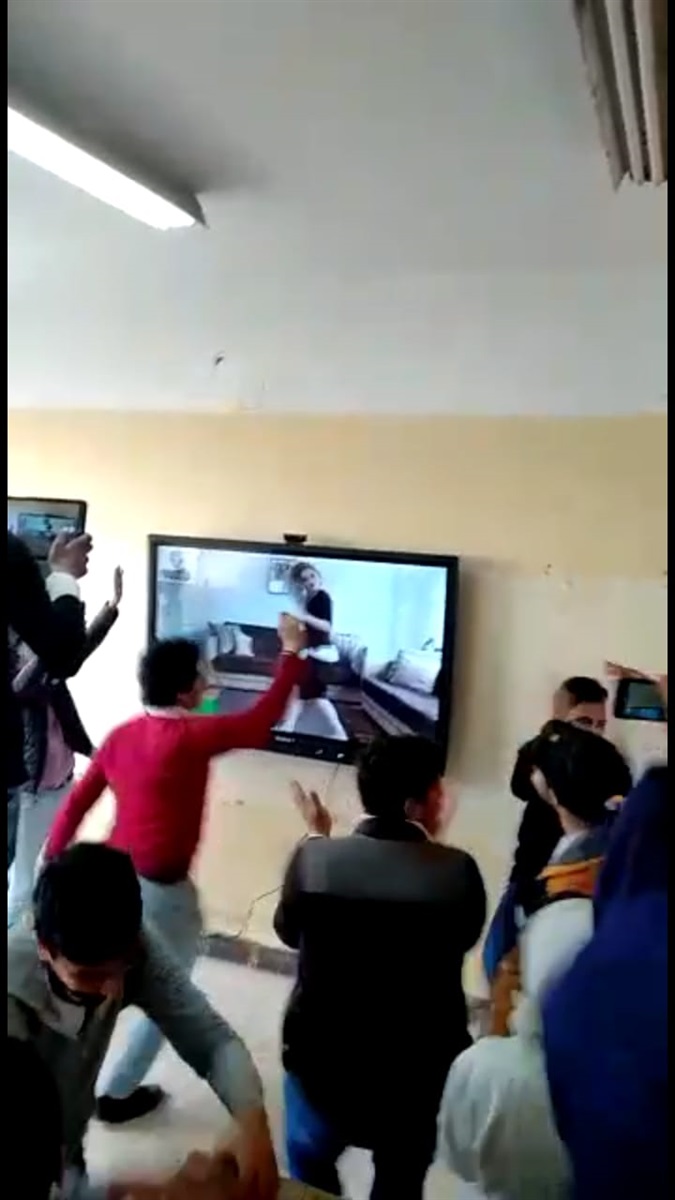 راقصة داخل الفصل 