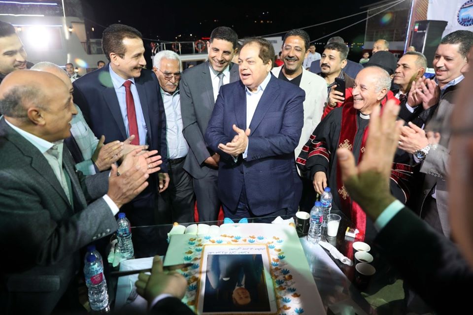 أهالي الجيزة يحتفلون بأبو العينين بعد فوزه في الانتخابات