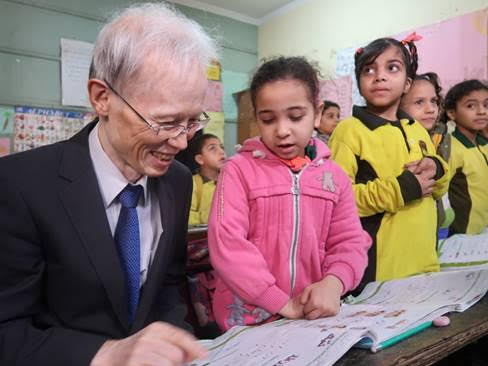السفير الياباني بالقاهرة خلال تواجده بإحدى المدارس
