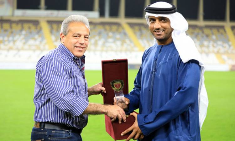 الوحدة الإماراتي يهدي الأهلي درع النادي