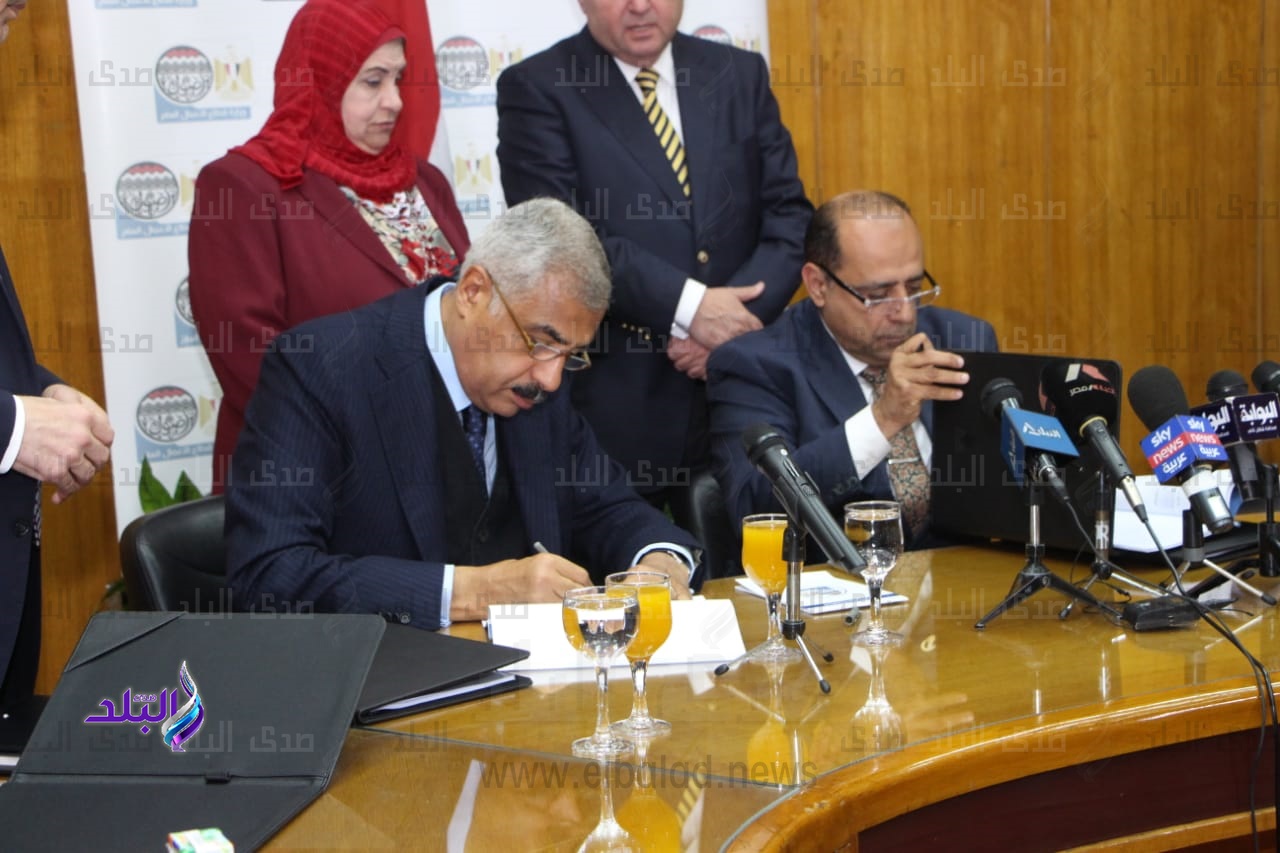 هشام طلعت مصطفى خلال توقيع عقد إنشاء فندق 5 نجوم بالأقصر