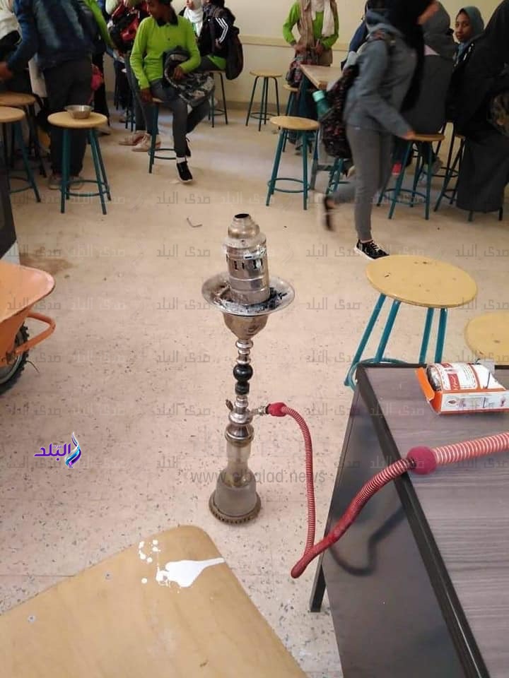 شيشة في الفصل