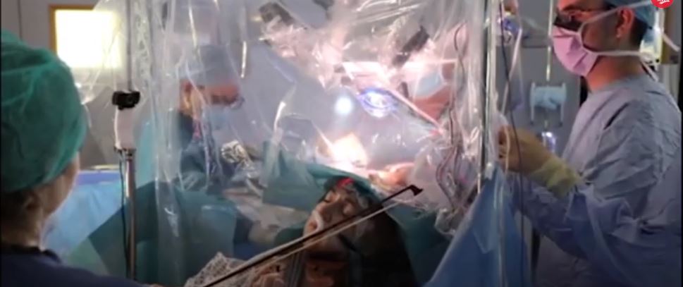 المريضة التي تعزف خلال العملية