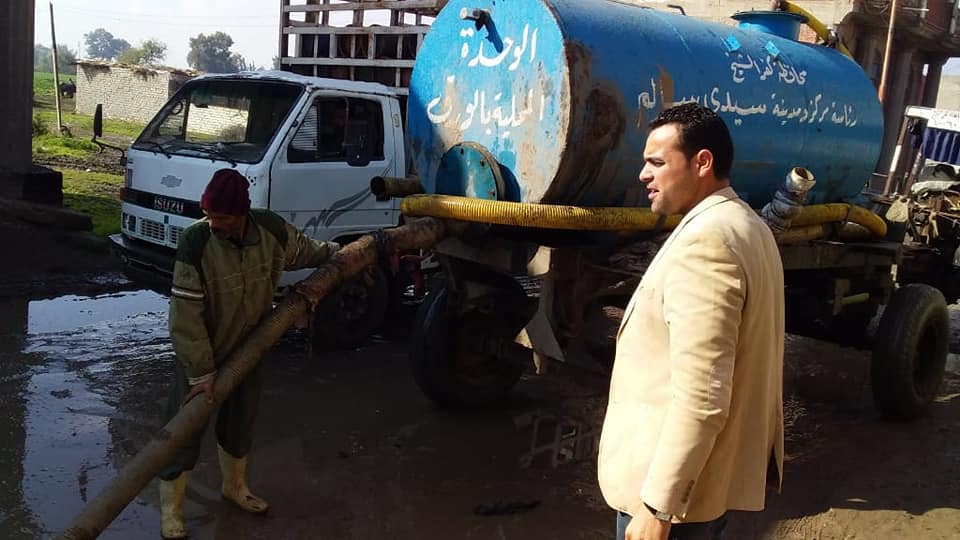 حملات لسحب ورفع مياه الأمطار من شوارع كفر الشيخ.. صور
