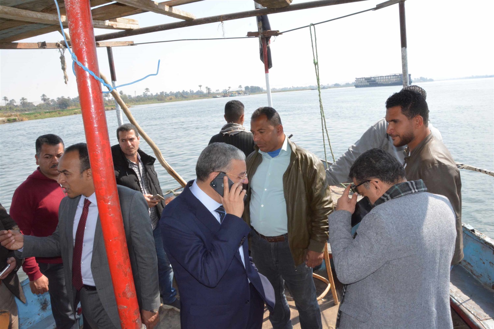 سحب باخرة بعد شحوطها بنهر النيل في المنيا