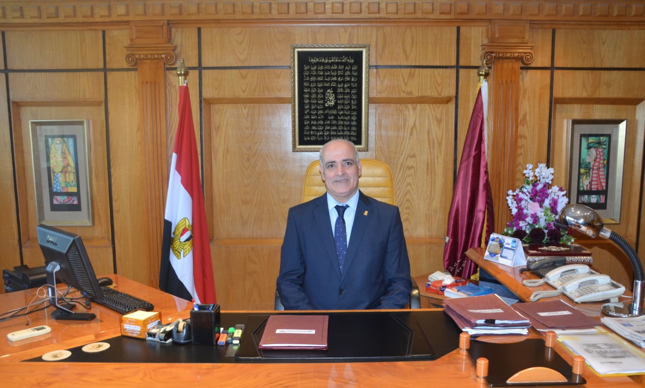  الدكتور أحمد جابر شديد رئيس جامعة الفيوم