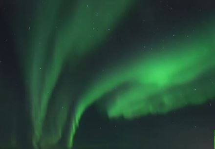 ظاهرة الشفق القطبي الشمالي بالضوء الأخضر