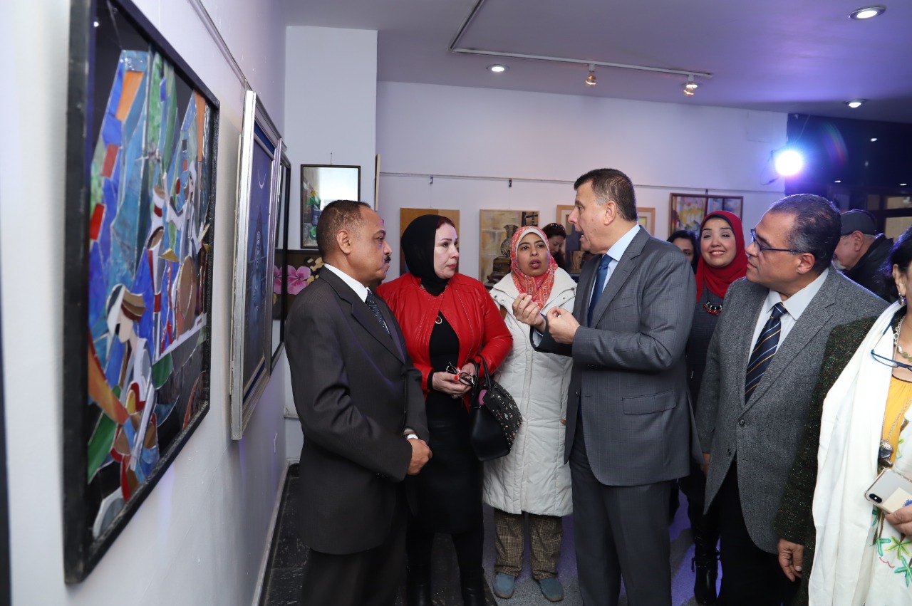 رئيس و نائب رئيس جامعة عين شمس يفتتحان معرض للفنون التشكيلية