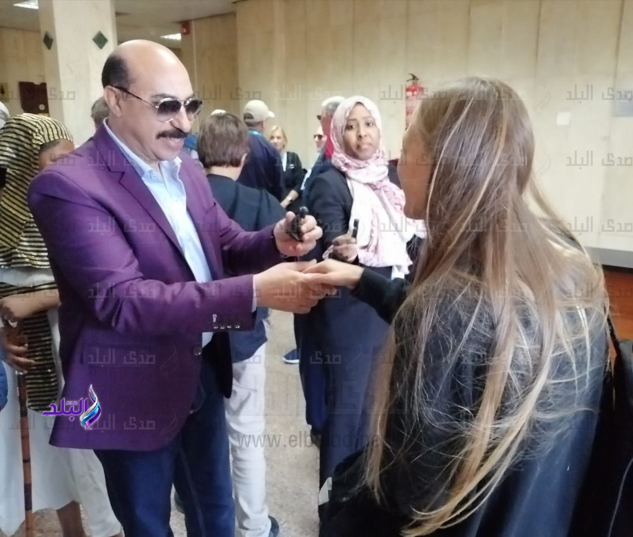محافظ أسوان يوزع الهدايا 
