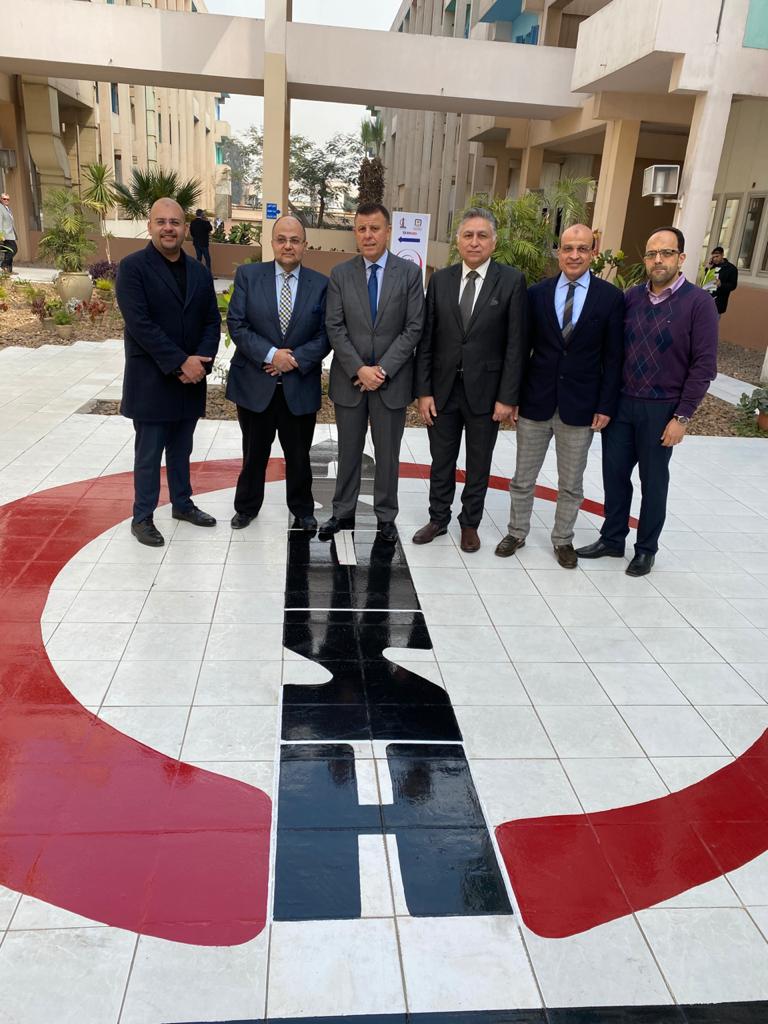 رئيس جامعة عين شمس مع الفريق الطبي الذي سافر فجر اليوم