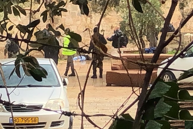 الاحتلال يطلق النار على شاب بالقدس