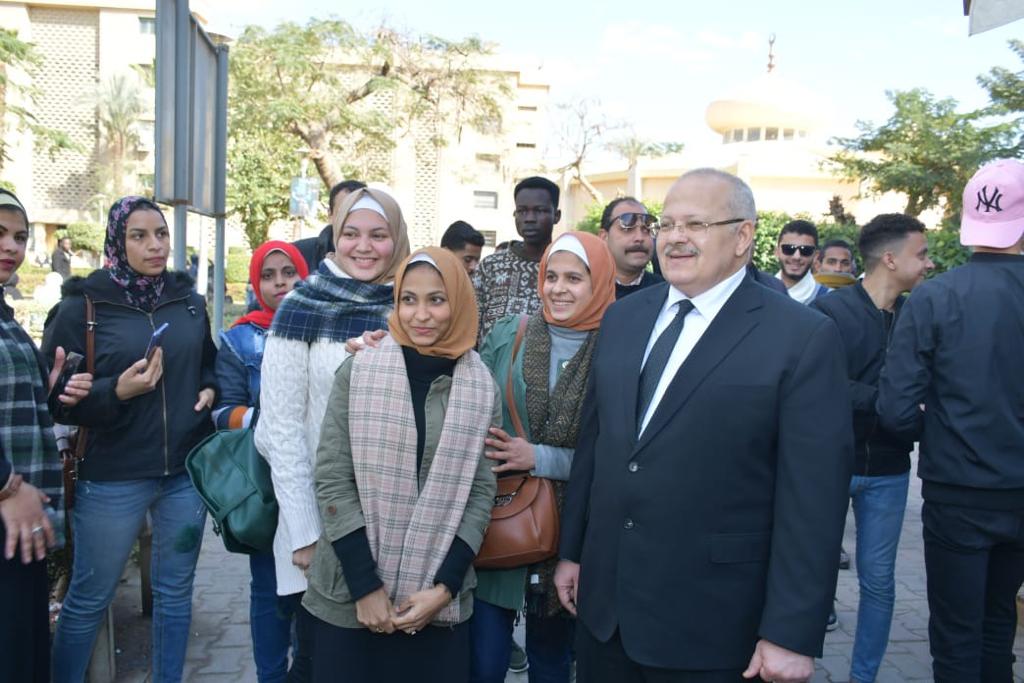 رئيس جامعة القاهرة يتفقد الحرم الجامعي .. ويجري حوارًا مفتوح رئيس جامعة القاهرة يتفقد الحرم الجامعي .. ويجري حوارًا مفتوح