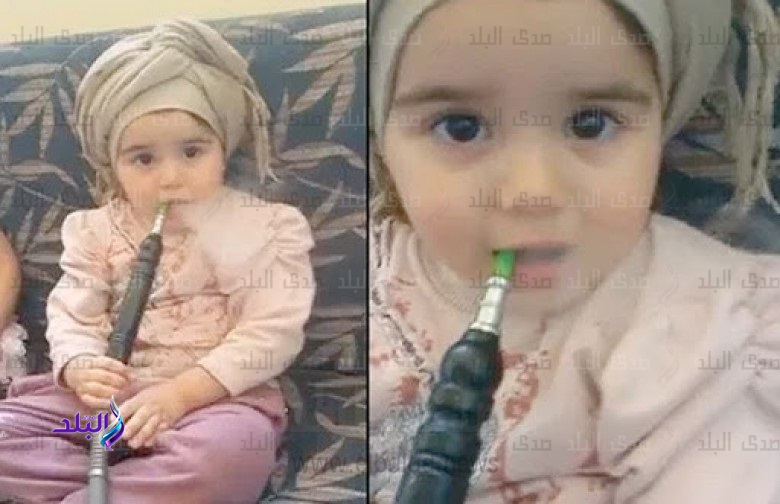 طفلة سعودية تدخن الشيشة