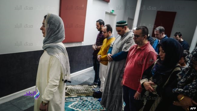 امرأة تصلي الجمعة بالرجال والنساء