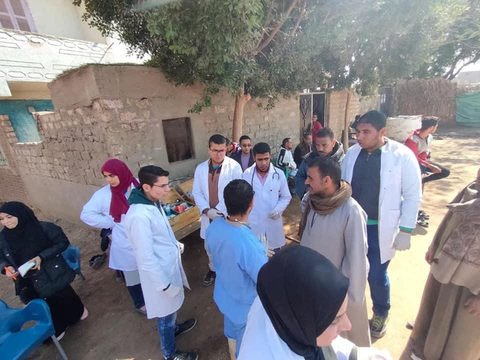 قوافل جامعة سوهاج البيطرية تفحص ١١٣٠ حالة بقريتي الرويهيب وب