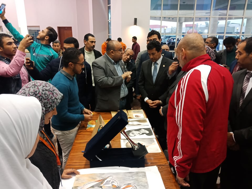 وزير الشباب و الرياضة يتفقد معرض الفنون و الابتكارات بجامعة 