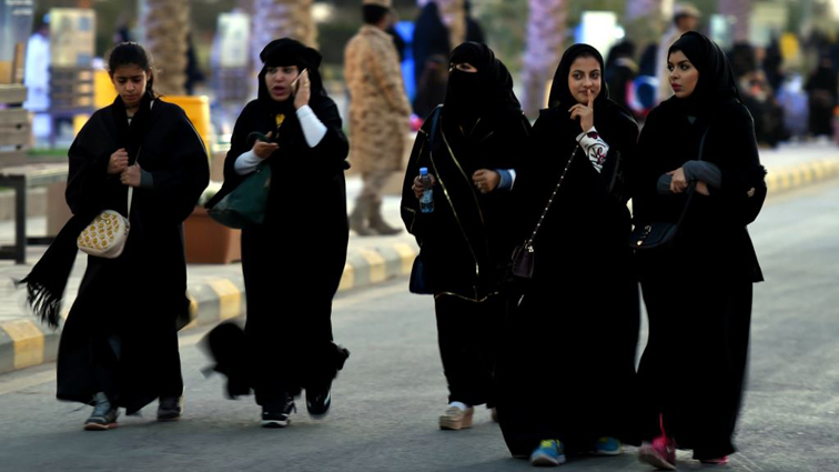 نساء ينتمين للمملكة العربية السعودية