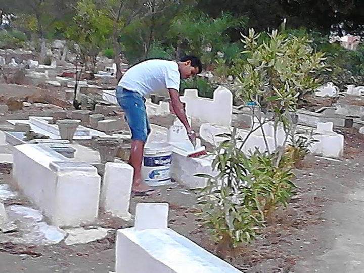 حكم دفن النساء مع الرجال في قبر واحد