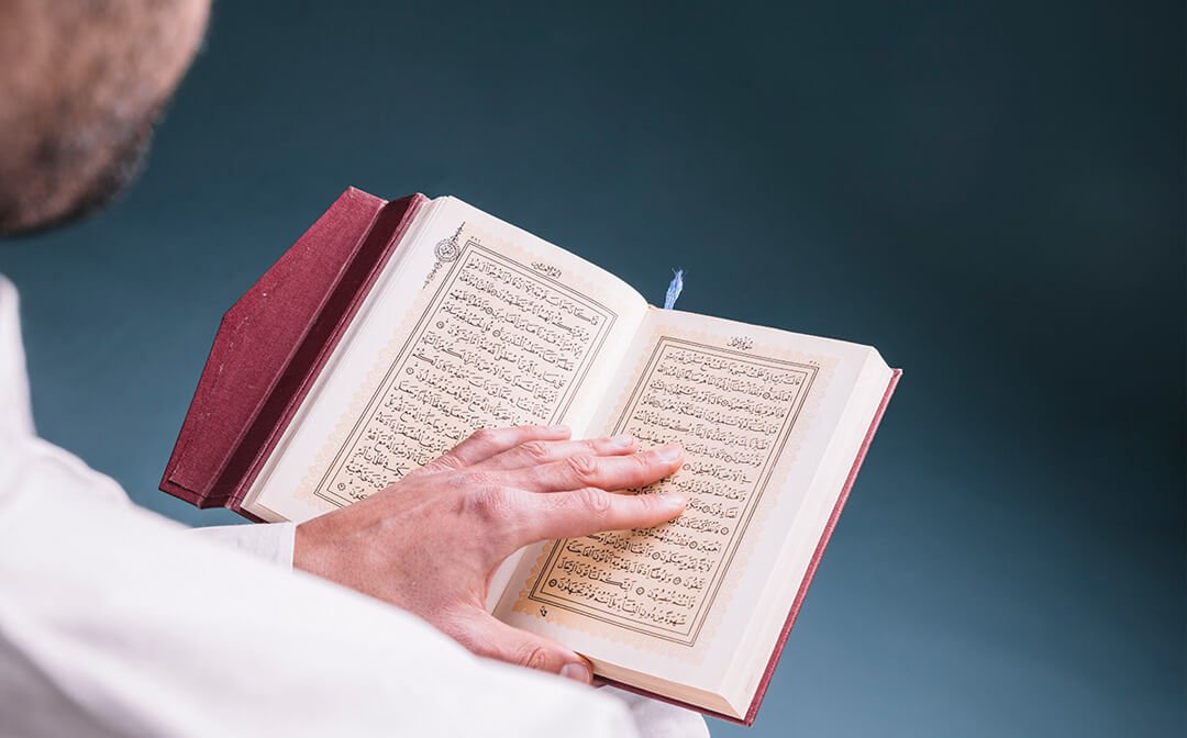 حكم قراءة القرآن ومسه بدون وضوء وطهارة