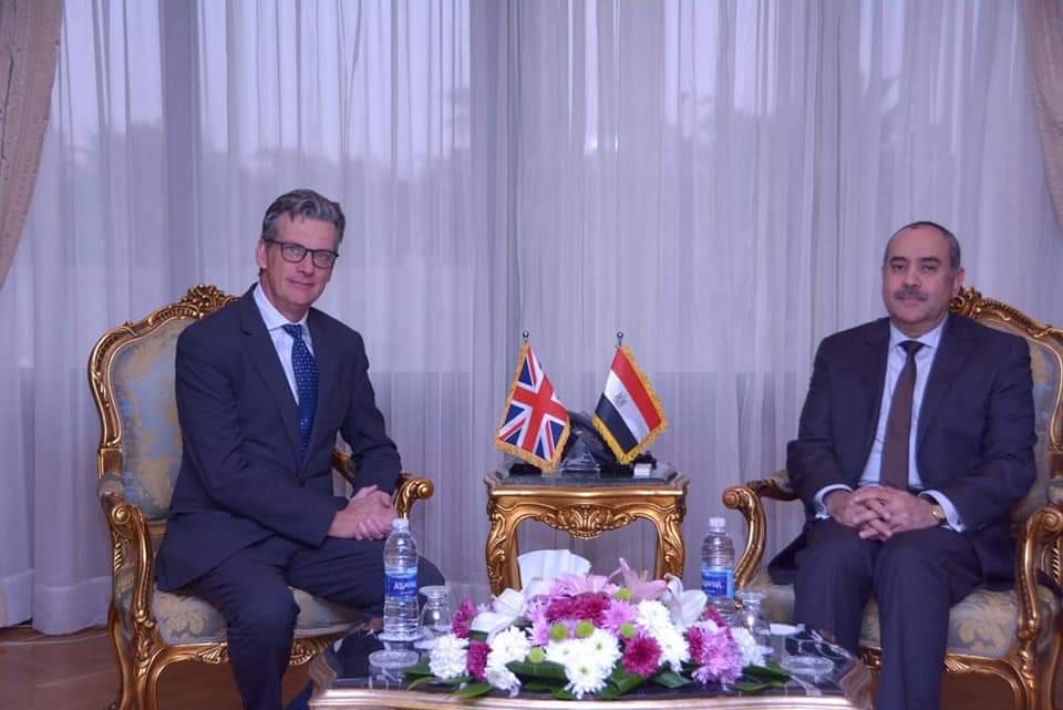 وزير الطيران مع السفير البريطاني