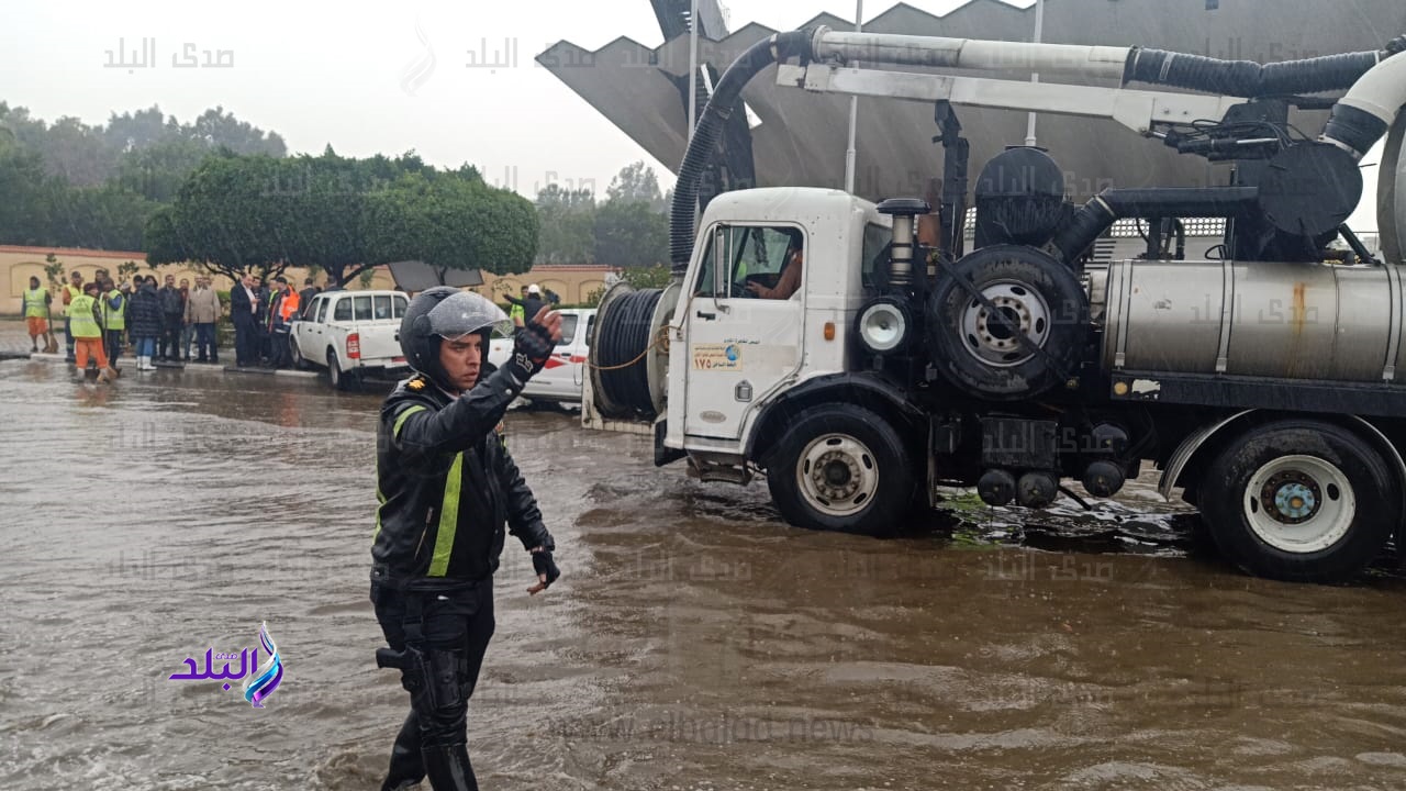 رجال المرور وسط الامطار