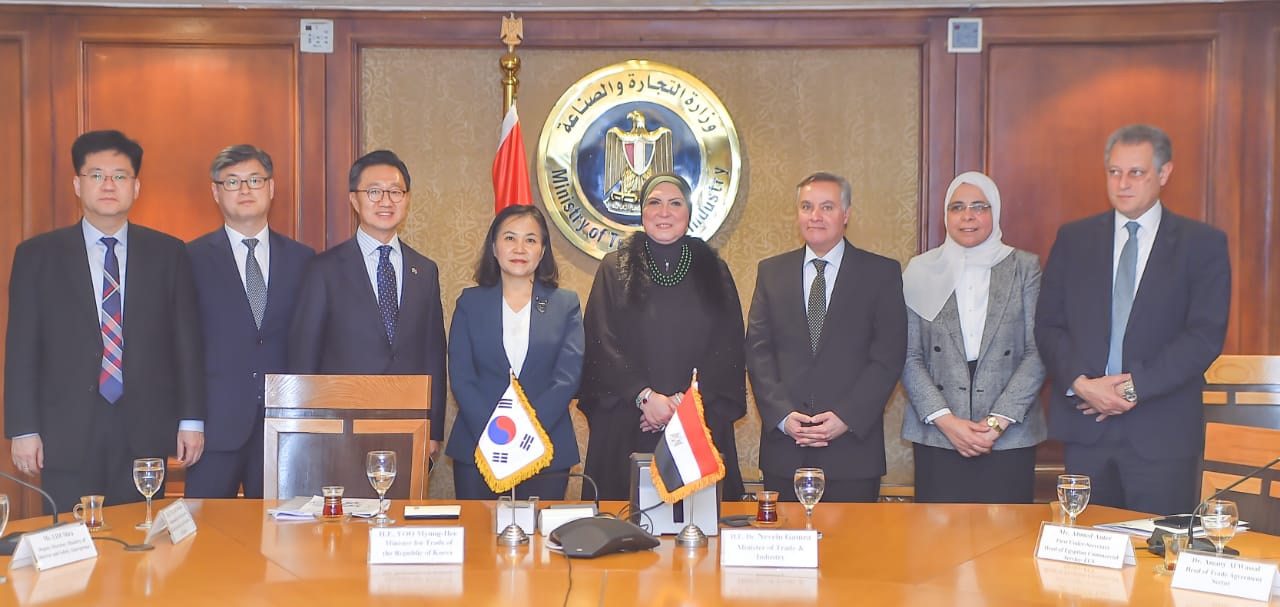 وزيرة التجارة و الصناعة 