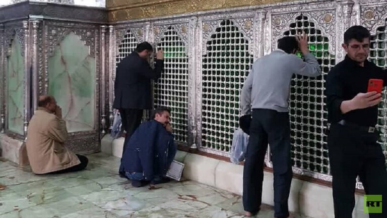 صلاه جماعية في ضريح فاطمة المعصومة بايران