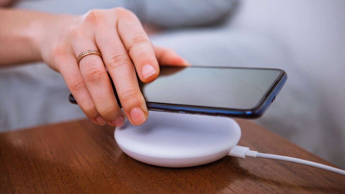 لماذا تعد أجهزة الشحن اللاسلكي بطيئة وغير آمنة؟