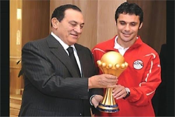 أحمد حسن مع الرئيس الراحل مبارك