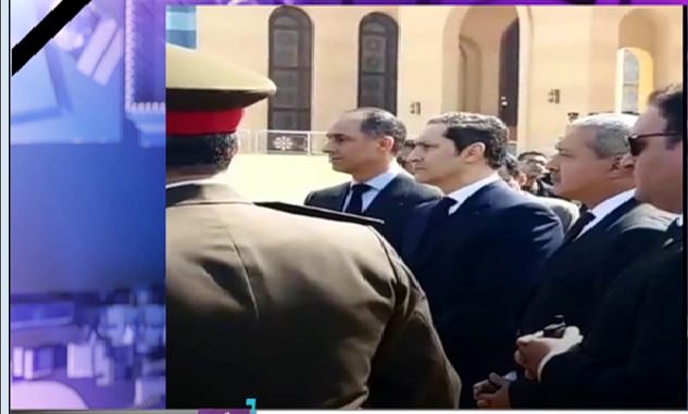 يودعونه بالبكاء .. اللقطات الأولى لظهور نجلى الرئيس الأسبق 