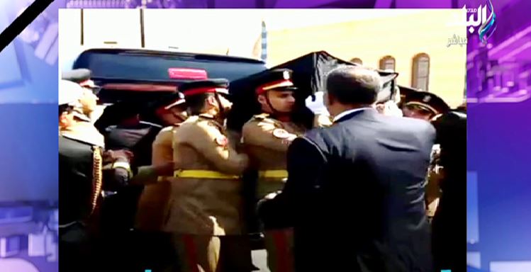 لحظة دخول جثمان الرئيس الأسبق مبارك إلى مسجد المشير