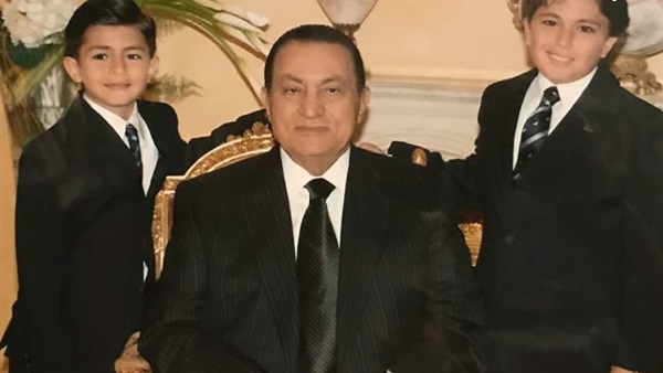 الرئيس الراحل حسني مبارك يتوسط أحفاده