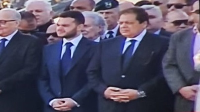 أبو العينين ونجله طارق يتصدران الصف الاول فى جنازة  مبارك