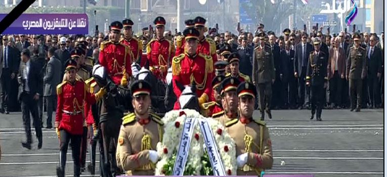باقات الزهور البيضاء تتصدر مشهد الجنازة العسكرية لـ مبارك