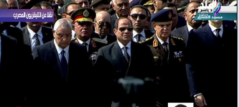 علامات الحزن الشديدة تخيم على وجه عدلى منصور بجنازة مبارك