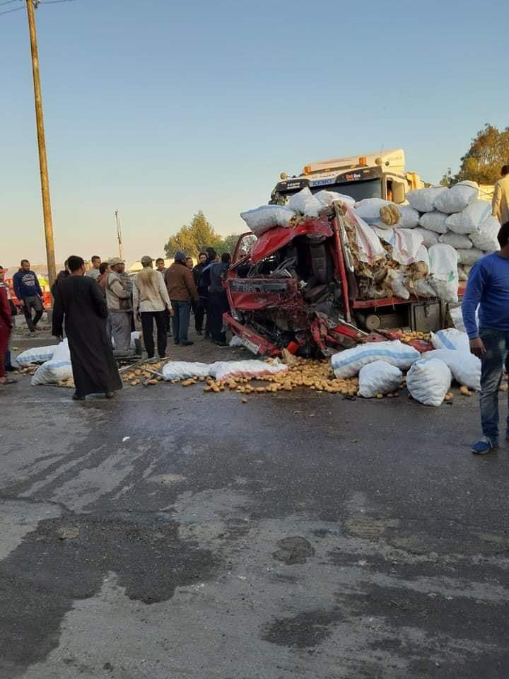 حادث تصادم سيارتين نقل