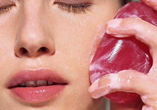ما الذي يحدث عند غسل الوجه بالصابون أكثر من مرتين في اليوم ؟