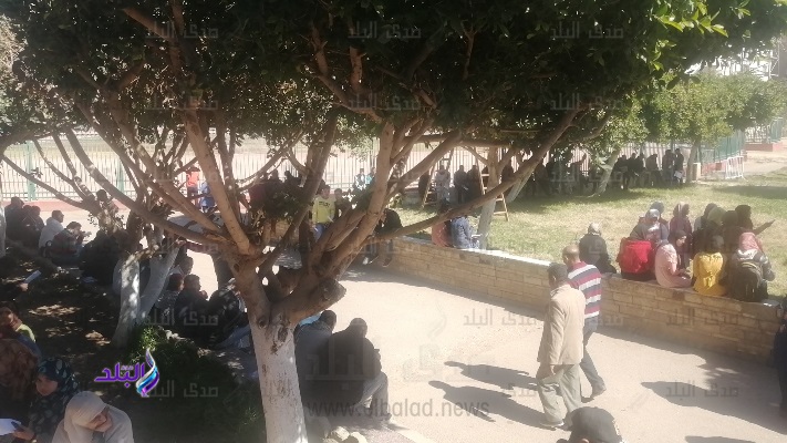 شباب أسيوط يفترشون الأرض 