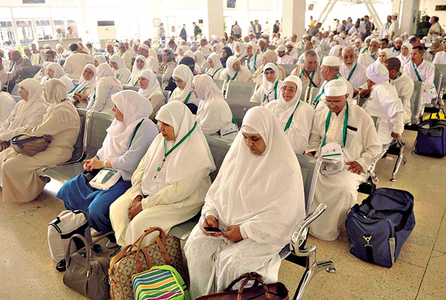 المعتمرين في مطار القاهرة 
