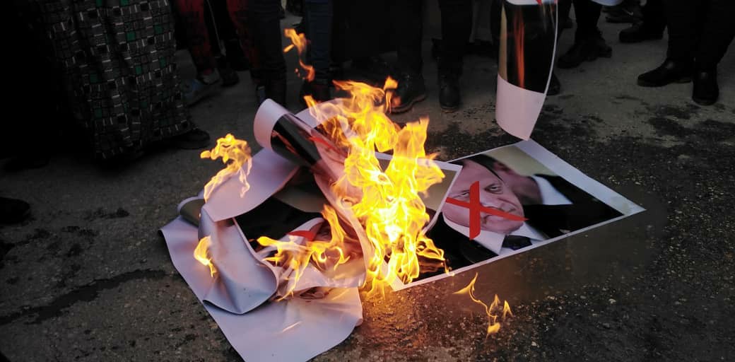  متظاهرون في قامشلو يحرقون صورا لـ أردوغان