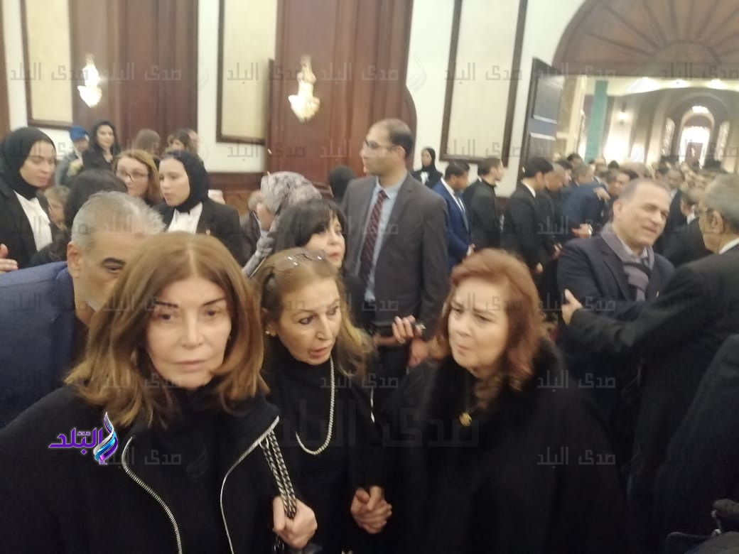 فايزة أبو النجا ويسرا ولبلبة أبرز الحضور في عزاء مبارك 