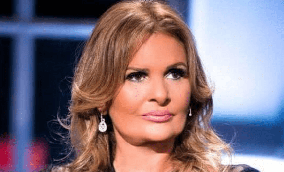 الفنانة يسرا