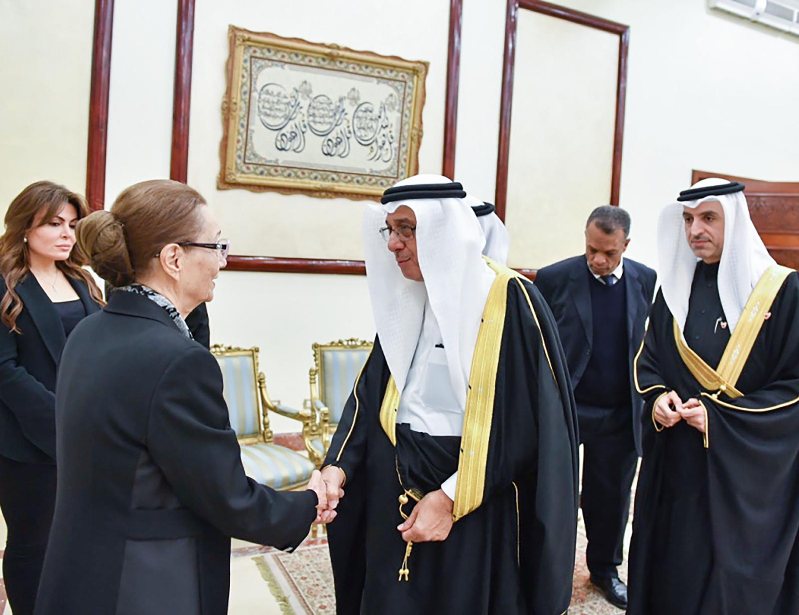 الحمر خلال تقديمه العزاء إلى سوزان مبارك زوجة الرئيس الأسبق
