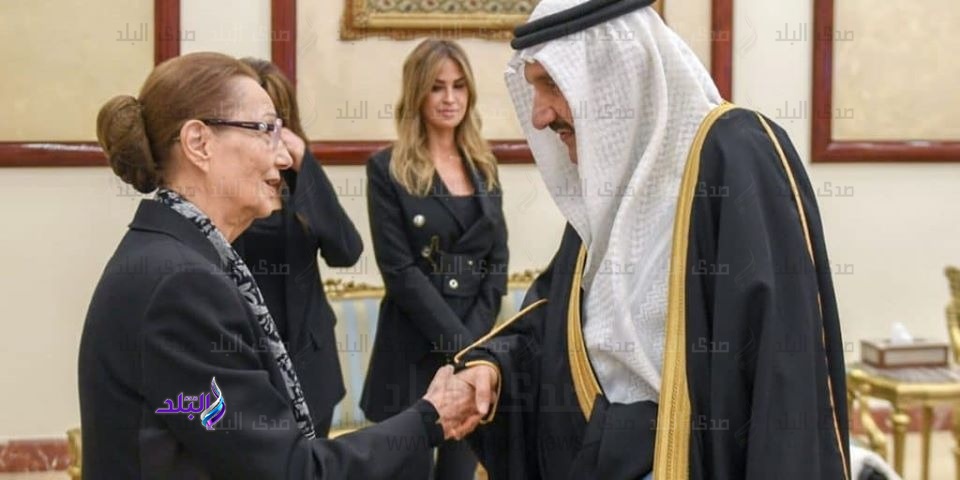 سوزان مبارك تستقبل المعزين في مسجد المشير طنطاوي ..شاهد