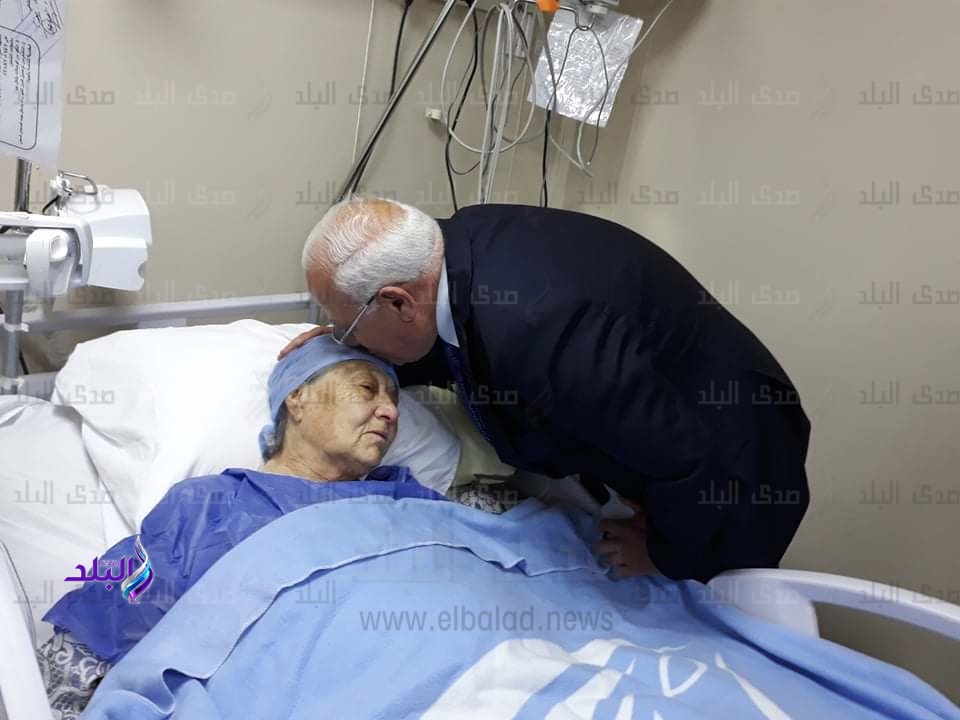 محافظ بورسعيد يزور الفدائية زينب الكفراوي بالمستشفى 