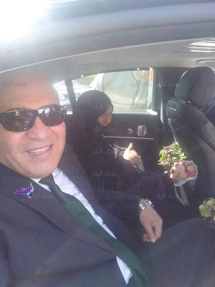 محافظ قنا ينقل سيدة مسنة لعلاجها بالمستشفى