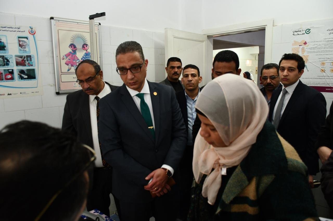 محافظ الفيوم يتابع المبادرة الرئاسية للعناية بصحة الأم